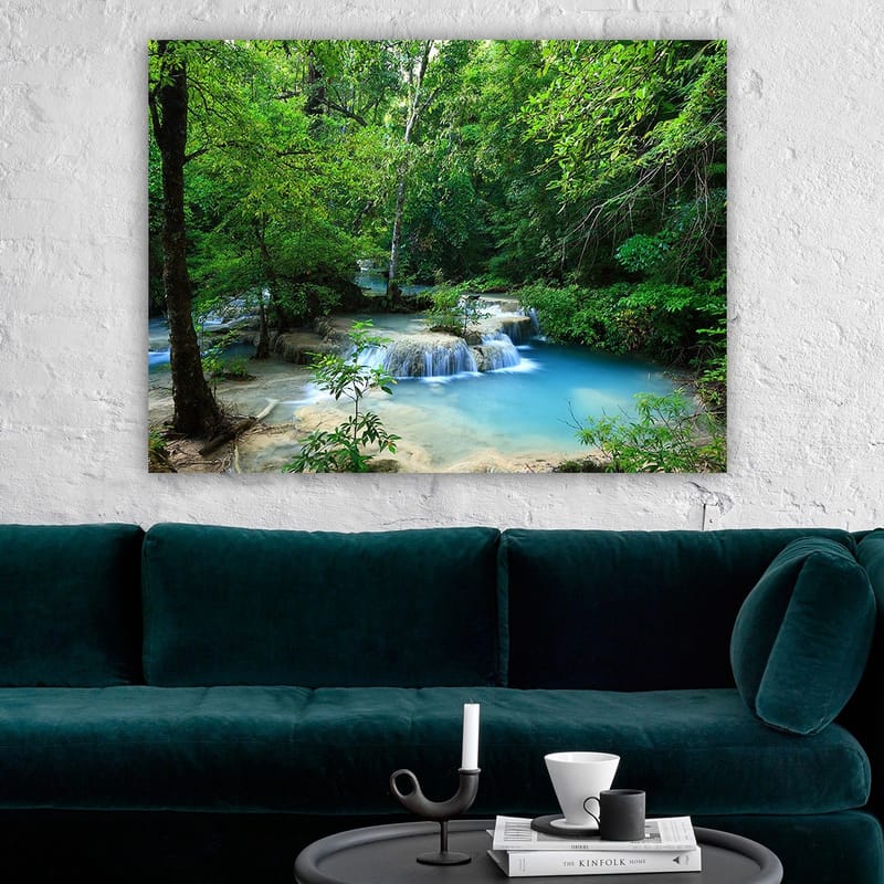 Canvastavla 70x100 cm - Vacker vattenfallsscen omgiven av frodig grönska - Grön / Blå / Beige - Inredning - Tavlor & konst - Canvastavlor