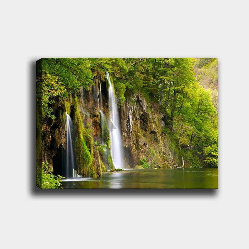 Canvastavla 70x100 cm - Vacker vattenfallsscen omgiven av frodig grönska - Grön / Brun / Vit - Inredning - Tavlor & konst - Canvastavlor