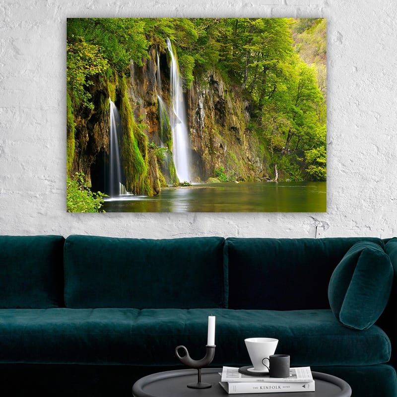 Canvastavla 70x100 cm - Vacker vattenfallsscen omgiven av frodig grönska - Grön / Brun / Vit - Inredning - Tavlor & konst - Canvastavlor