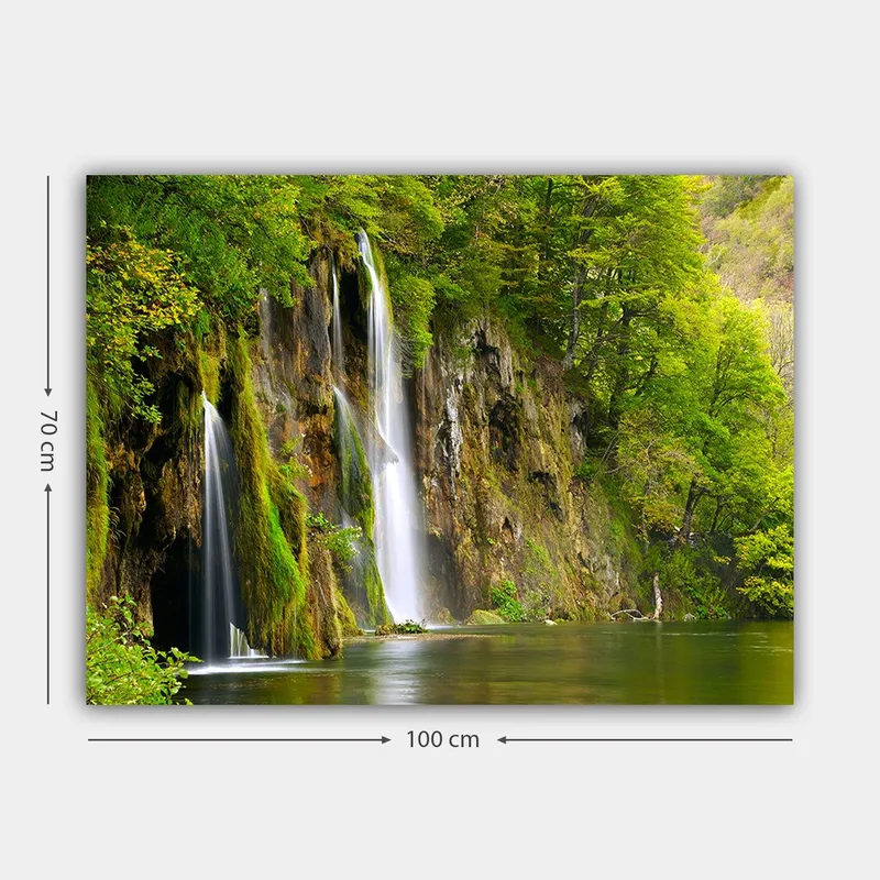 Canvastavla 70x100 cm - Vacker vattenfallsscen omgiven av frodig grönska - Grön / Brun / Vit - Inredning - Tavlor & konst - Canvastavlor