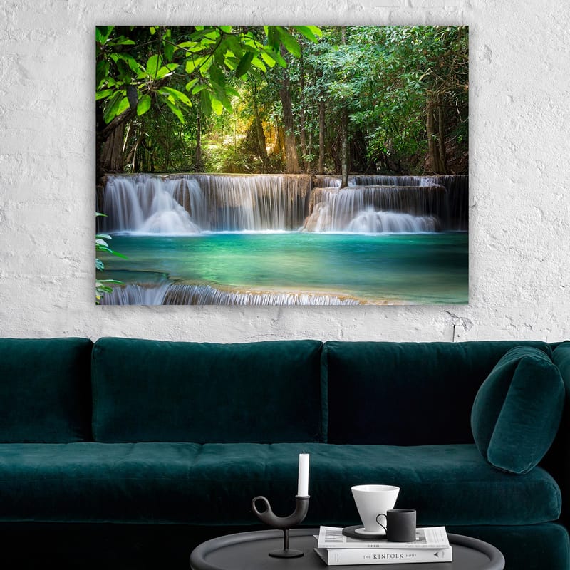 Canvastavla 70x100 cm - Vacker vattenfallsscen omgiven av frodig grönska - Grön / Turkos / Brun - Inredning - Tavlor & konst - Canvastavlor