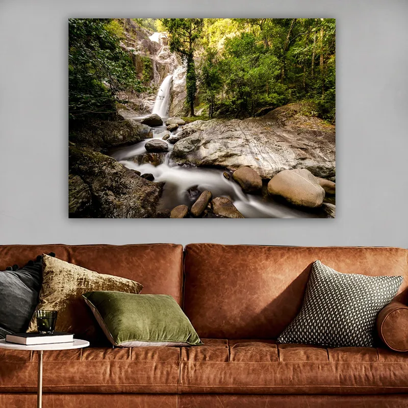 Canvastavla 70x100 cm - Vacker vattenfallsscen omgiven av frodig grönska och klippblock - Grön / Grå / Brun - Inredning - Tavlor & konst - Canvastavlor