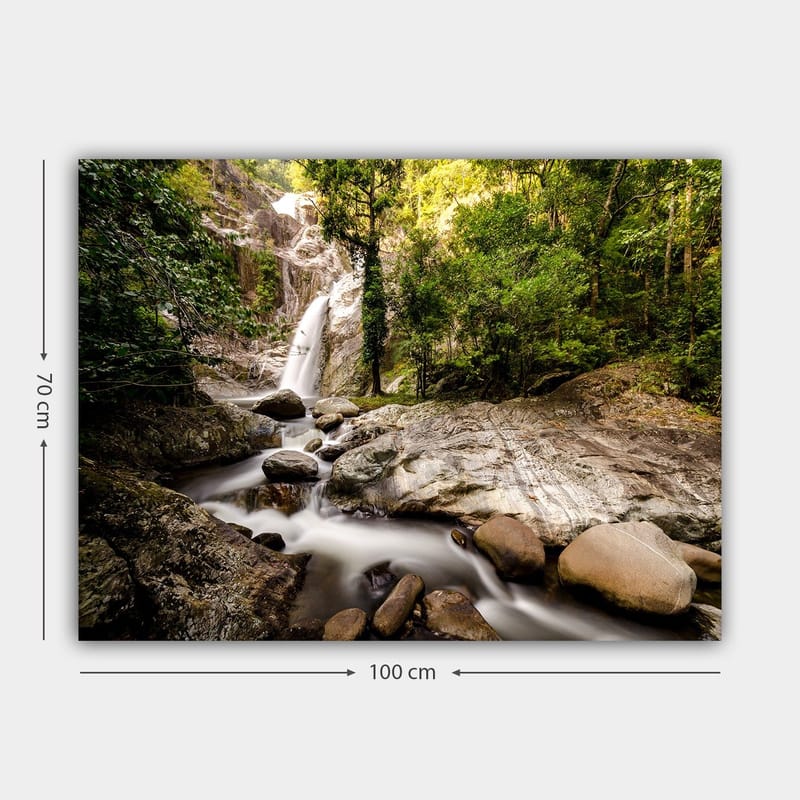 Canvastavla 70x100 cm - Vacker vattenfallsscen omgiven av frodig grönska och klippblock - Grön / Grå / Brun - Inredning - Tavlor & konst - Canvastavlor