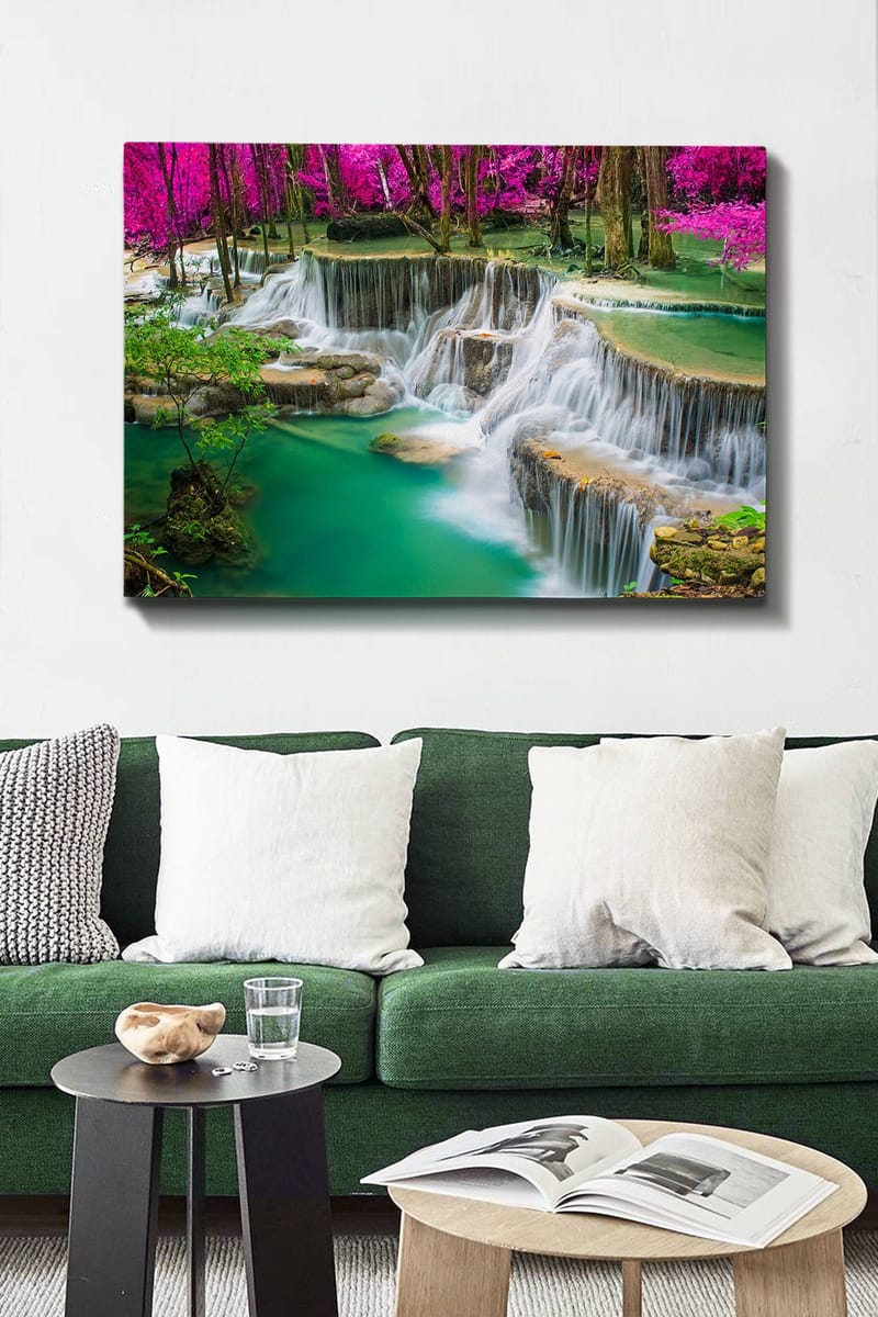 Canvastavla 70x100 cm - Vacker vattenfallsscen omgiven av frodig grönska och rosa blommor - Turkos / Rosa / Grön - Inredning - Tavlor & konst - Canvastavlor