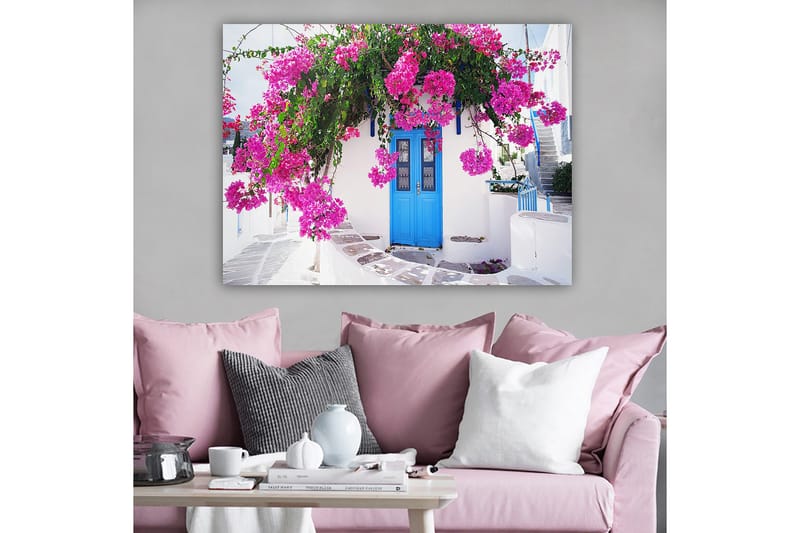 Canvastavla 70x100 cm - Vacker vit byggnad med en blå dörr omgiven av lila blommor - Lila / Blå / Grön - Inredning - Tavlor & konst - Canvastavlor