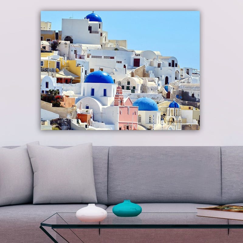 Canvastavla 70x100 cm - Vacker vy över de karakteristiska vita husen och blå kupolerna i Santorini - Blå / Vit / Rosa - Inredning - Tavlor & konst - Canvastavlor