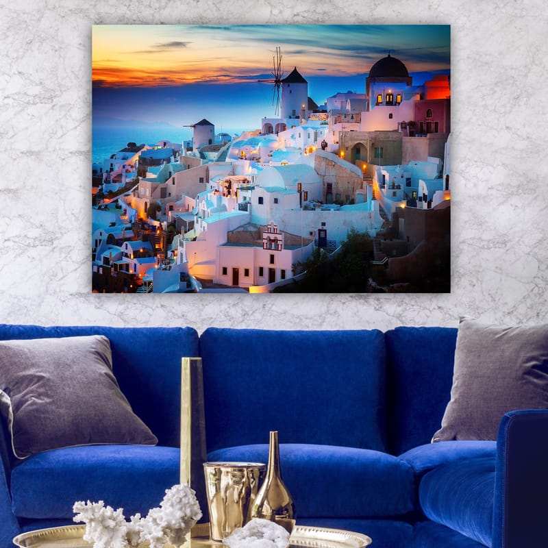 Canvastavla 70x100 cm - Vacker vy över de vita husen i en grekisk by vid solnedgången - Vit / Blå / Orange - Inredning - Tavlor & konst - Canvastavlor