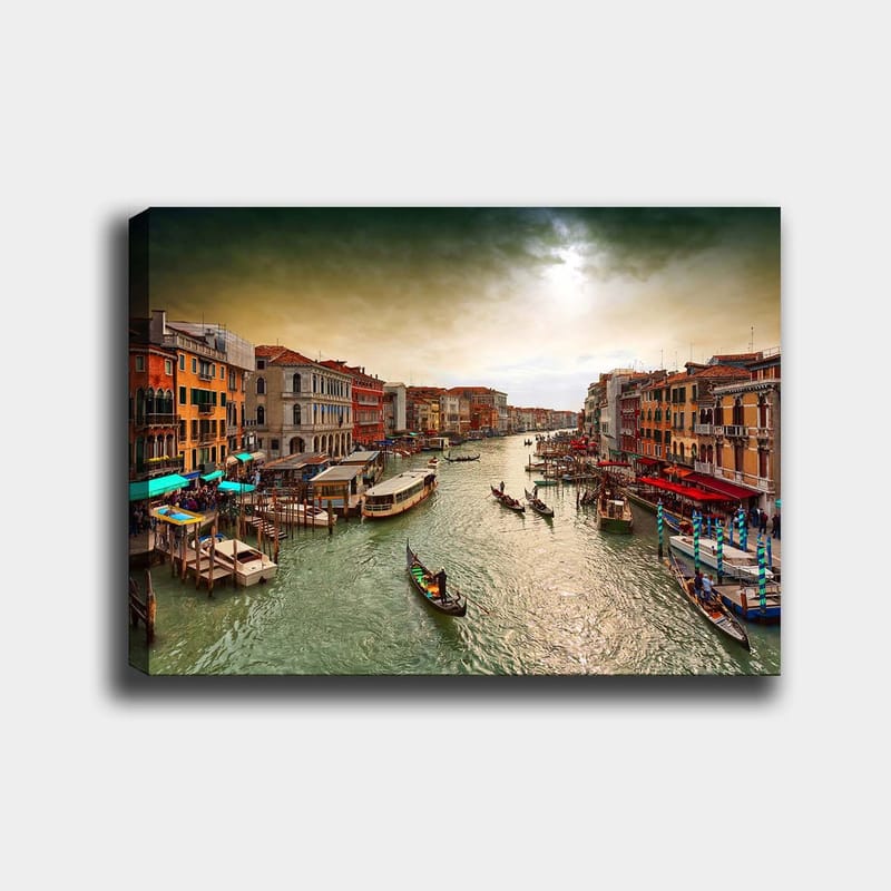 Canvastavla 70x100 cm - Vacker vy över en kanal i Venedig med gondoler och färgglada byggnader längs vattnet, Grön / Orange / Blå