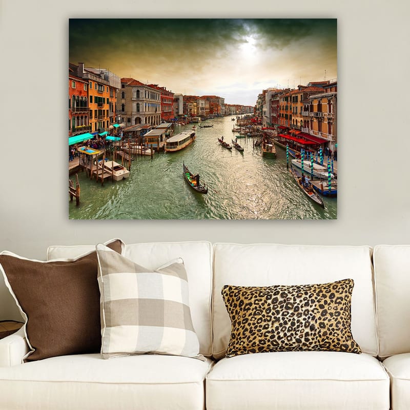 Canvastavla 70x100 cm - Vacker vy över en kanal i Venedig med gondoler och färgglada byggnader längs vattnet - Grön / Orange / Blå - Inredning - Tavlor & konst - Canvastavlor