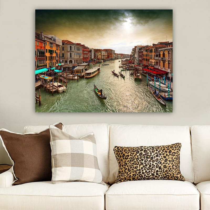 Canvastavla 70x100 cm - Vacker vy över en kanal i Venedig med gondoler och färgglada byggnader längs vattnet - Grön / Orange / Blå - Inredning - Tavlor & konst - Canvastavlor