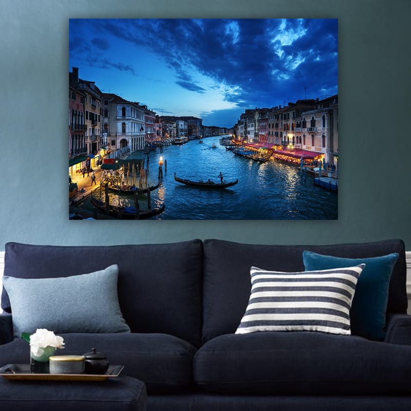 Canvastavla 70x100 cm - Vacker vy över en kanal i Venedig med gondoler och upplysta restauranger vid vattnet - Mörkblå / Ljusblå / Beige - Inredning - Tavlor & konst - Canvastavlor