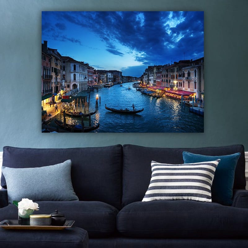 Canvastavla 70x100 cm - Vacker vy över en kanal i Venedig med gondoler och upplysta restauranger vid vattnet - Mörkblå / Ljusblå / Beige - Inredning - Tavlor & konst - Canvastavlor