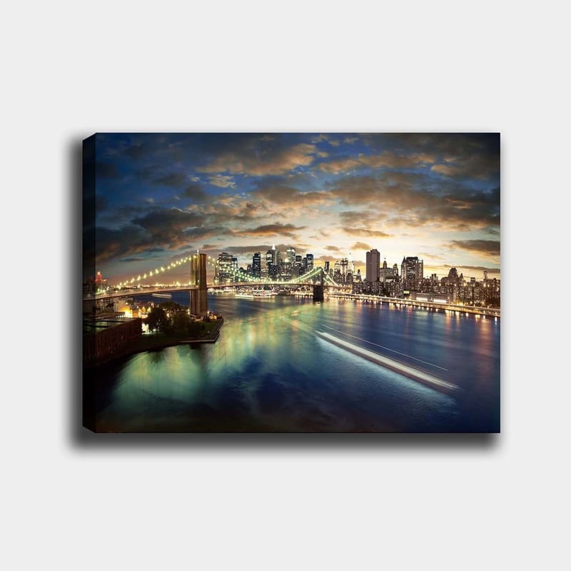 Canvastavla 70x100 cm - Vacker vy över en stad med en bro som sträcker sig över en glittrande flod vid skymning - Blå / Grön / Orange - Inredning - Tavlor & konst - Canvastavlor