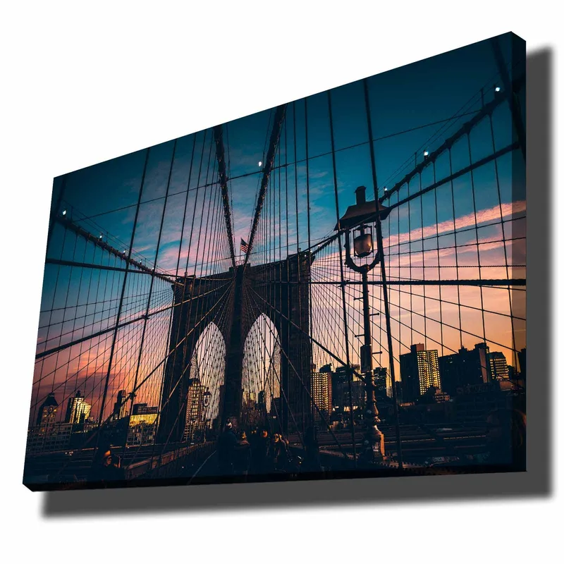 Canvastavla 70x100 cm - Vacker vy av Brooklyn Bridge med en dramatisk himmel i skymningen - Mörkblå / Rosa / Grå - Inredning - Tavlor & konst - Canvastavlor