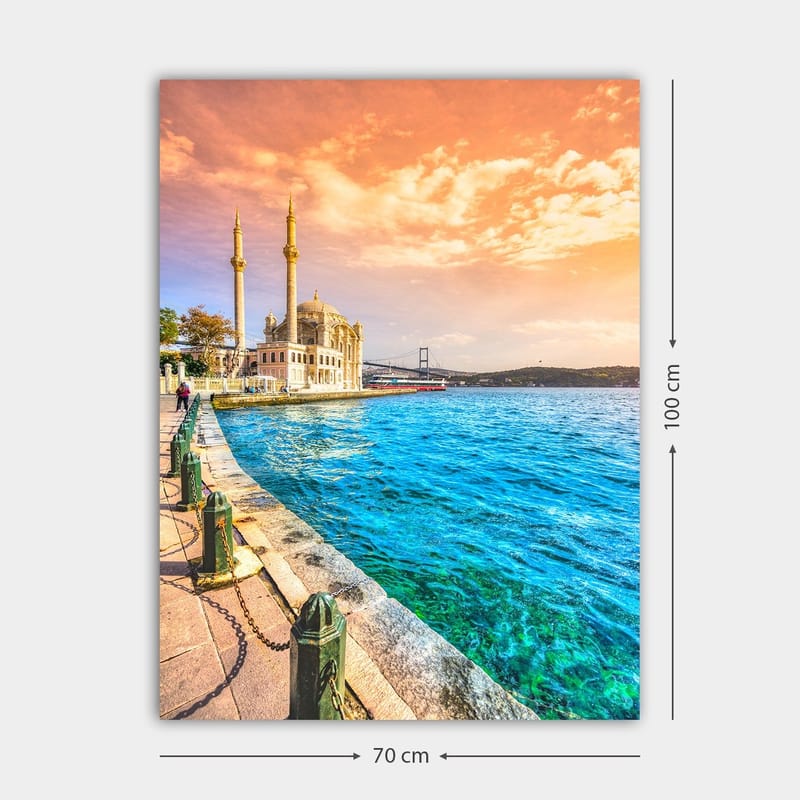 Canvastavla 70x100 cm - Vacker vy av en moské vid vattnet med en bro i bakgrunden under en färgsprakande himmel - Blå / Orange / Beige - Inredning - Tavlor & konst - Canvastavlor