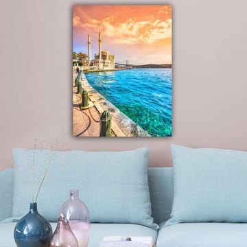 Canvastavla 70x100 cm - Vacker vy av en moské vid vattnet med en bro i bakgrunden under en färgsprakande himmel - Blå / Orange / Beige - Inredning - Tavlor & konst - Canvastavlor