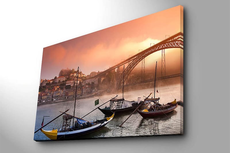 Canvastavla 70x100 cm - Vacker vy av floden med traditionella båtar och en majestätisk bro i bakgrunden, omgiven av färgglada hus - Orange / Blå / Gul - Inredning - Tavlor & konst - Canvastavlor