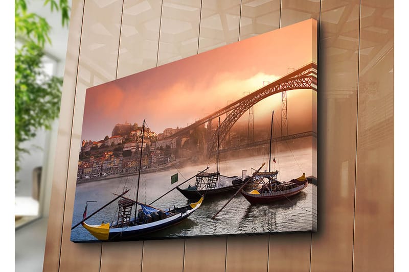 Canvastavla 70x100 cm - Vacker vy av floden med traditionella båtar och en majestätisk bro i bakgrunden, omgiven av färgglada hus - Orange / Blå / Gul - Inredning - Tavlor & konst - Canvastavlor