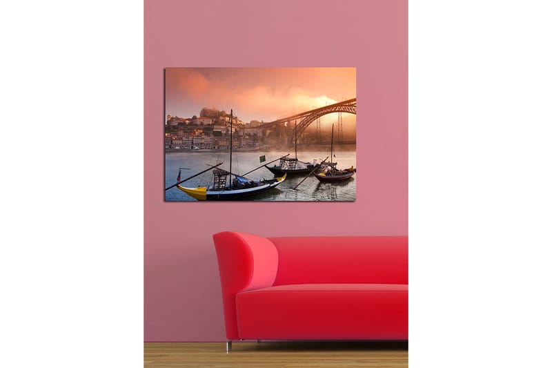 Canvastavla 70x100 cm - Vacker vy av floden med traditionella båtar och en majestätisk bro i bakgrunden, omgiven av färgglada hus - Orange / Blå / Gul - Inredning - Tavlor & konst - Canvastavlor