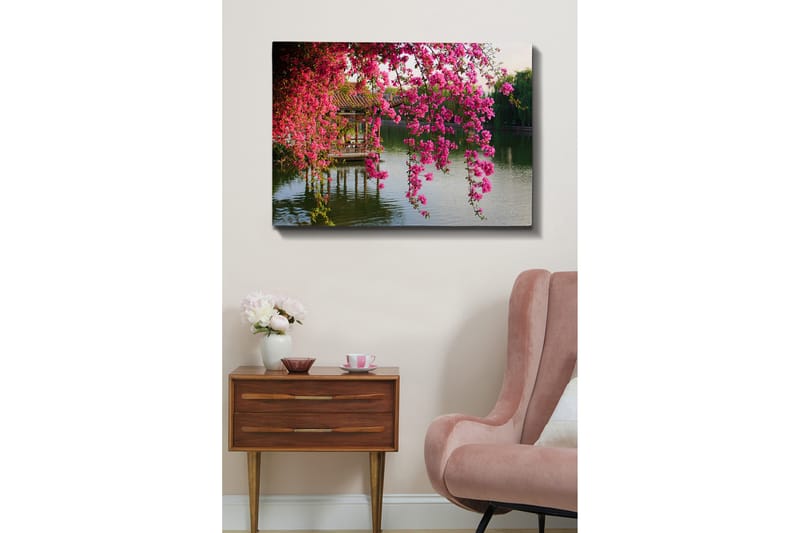 Canvastavla 70x100 cm - Vacker vy med blommande bougainvillea som hänger över en stilla sjö och en traditionell paviljong i bakgrunden - Rosa / Grön / Blågrå - Inredning - Tavlor & konst - Canvastavlor
