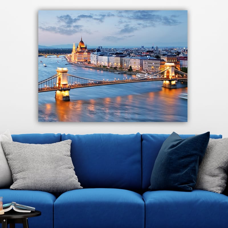 Canvastavla 70x100 cm - Vacker panoramavy över Budapest med fokus på kedjebron och det unika parlamentet vid floden Donau - Blå / Guld / Vit - Inredning - Tavlor & konst - Canvastavlor
