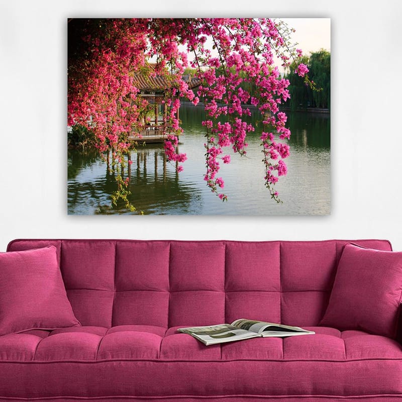 Canvastavla 70x100 cm - Vacker paviljong omgiven av blommande bougainvillea vid en stilla sjö - Rosa / Grön / Blå - Inredning - Tavlor & konst - Canvastavlor