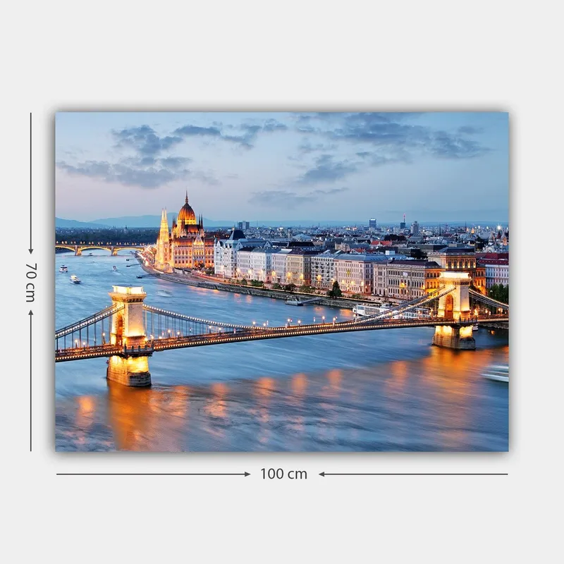 Canvastavla 70x100 cm - Vacker panoramavy över Budapest med fokus på kedjebron och det unika parlamentet vid floden Donau - Blå / Guld / Vit - Inredning - Tavlor & konst - Canvastavlor