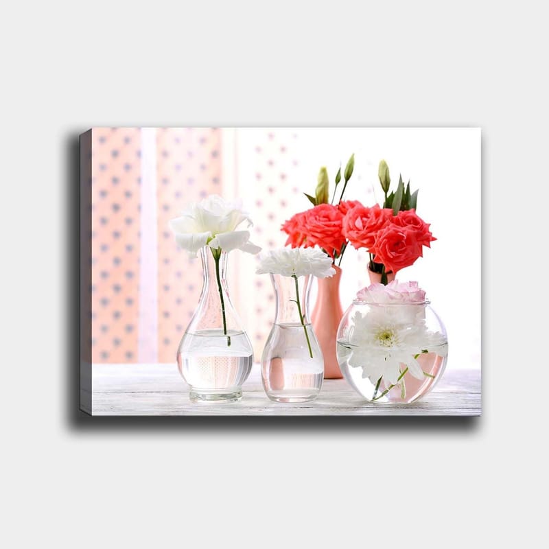 Canvastavla 70x100 cm - Vackra blommor i glasvaser som skapar en fräsch och livlig atmosfär - Vit / Korall / Grön - Inredning - Tavlor & konst - Canvastavlor