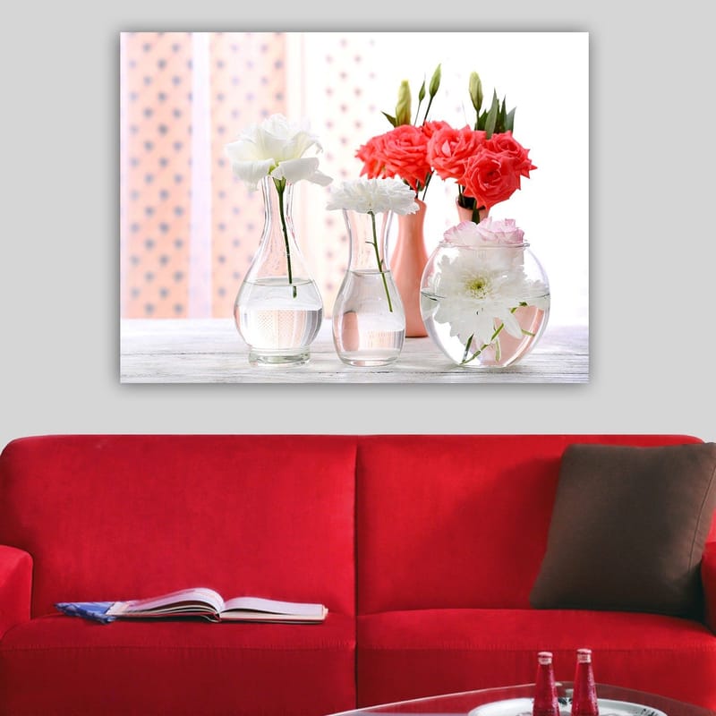 Canvastavla 70x100 cm - Vackra blommor i glasvaser som skapar en fräsch och livlig atmosfär - Vit / Korall / Grön - Inredning - Tavlor & konst - Canvastavlor