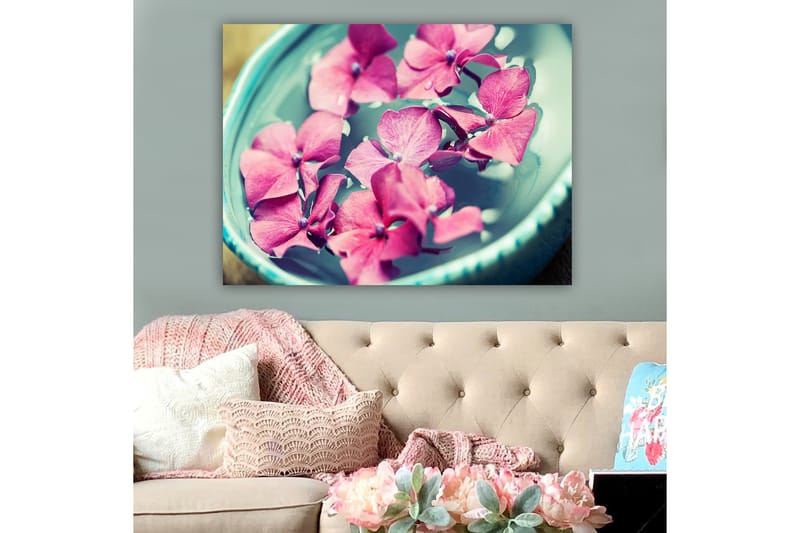 Canvastavla 70x100 cm - Vackra rosa blommor som flyter i en turkos skål, Rosa / Turkos