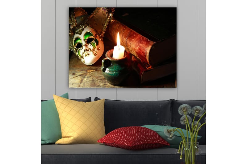 Canvastavla 70x100 cm - Venetiansk mask i fokus med en brinnande ljus och gamla böcker i bakgrunden - Grön / Brun / Vit - Inredning - Tavlor & konst - Canvastavlor