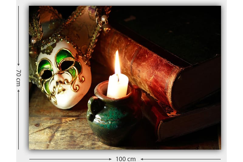Canvastavla 70x100 cm - Venetiansk mask i fokus med en brinnande ljus och gamla böcker i bakgrunden - Grön / Brun / Vit - Inredning - Tavlor & konst - Canvastavlor