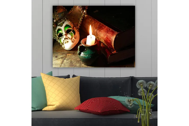 Canvastavla 70x100 cm - Venetiansk mask i fokus med en brinnande ljus och gamla böcker i bakgrunden - Grön / Brun / Vit - Inredning - Tavlor & konst - Canvastavlor
