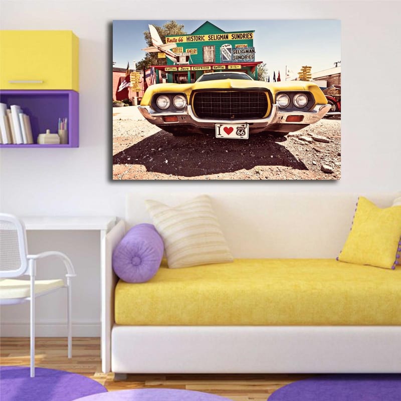 Canvastavla 70x100 cm - Vintage bil i gult framför en nostalgisk vägskylt längs Route 66 - Gult / Svart / Silver - Inredning - Tavlor & konst - Canvastavlor