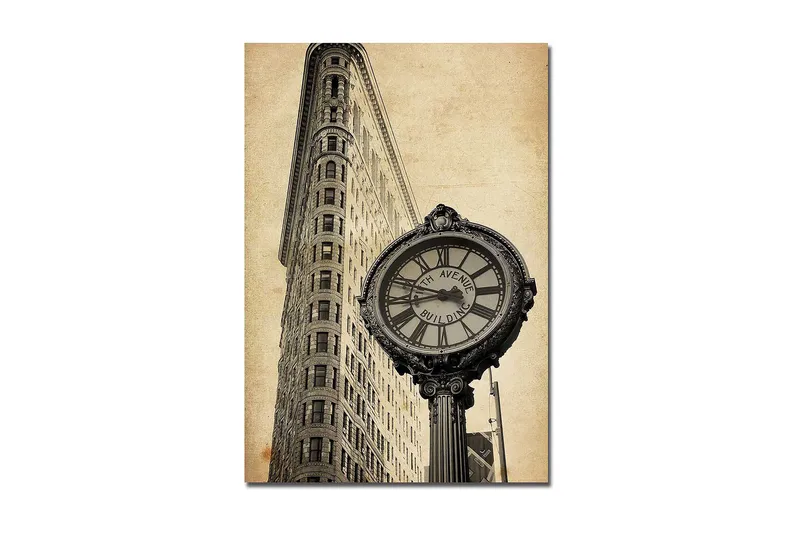 Canvastavla 70x100 cm - Vintage klocka vid foten av en ikonisk byggnad i New York, Svart / Grå / Beige