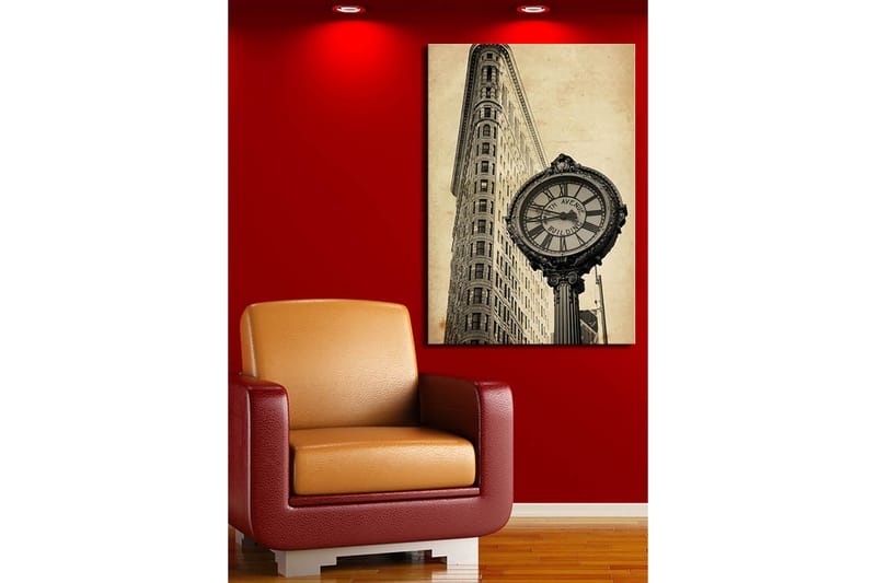 Canvastavla 70x100 cm - Vintage klocka vid foten av en ikonisk byggnad i New York - Svart / Grå / Beige - Inredning - Tavlor & konst - Canvastavlor