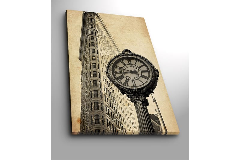 Canvastavla 70x100 cm - Vintage klocka vid foten av en ikonisk byggnad i New York - Svart / Grå / Beige - Inredning - Tavlor & konst - Canvastavlor