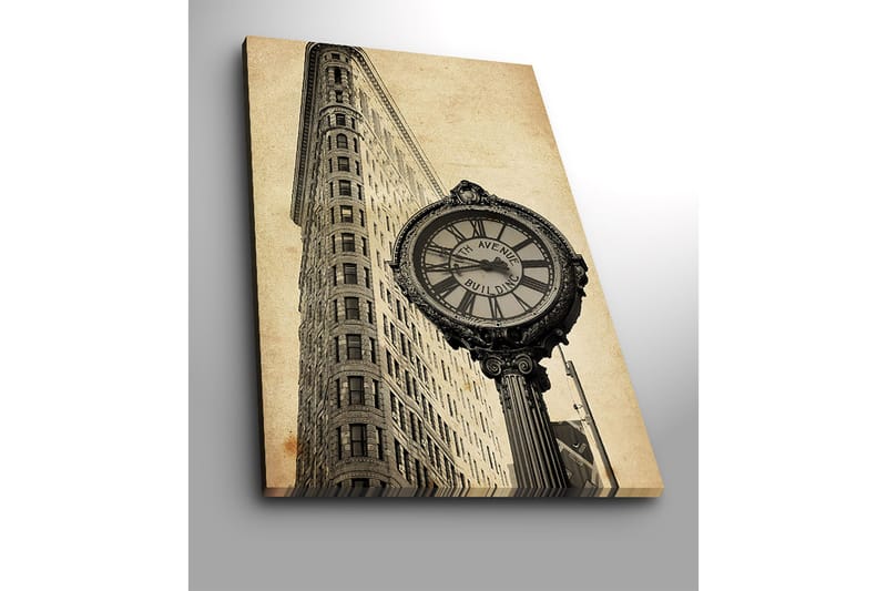 Canvastavla 70x100 cm - Vintage klocka vid foten av en ikonisk byggnad i New York - Svart / Grå / Beige - Inredning - Tavlor & konst - Canvastavlor