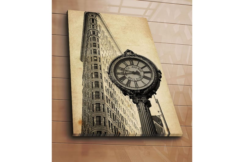 Canvastavla 70x100 cm - Vintage klocka vid foten av en ikonisk byggnad i New York - Svart / Grå / Beige - Inredning - Tavlor & konst - Canvastavlor