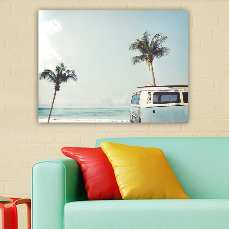Canvastavla 70x100 cm - Vintage skåpbil vid stranden med palmer och hav i bakgrunden - Ljusblå / Vit / Grön - Inredning - Tavlor & konst - Canvastavlor