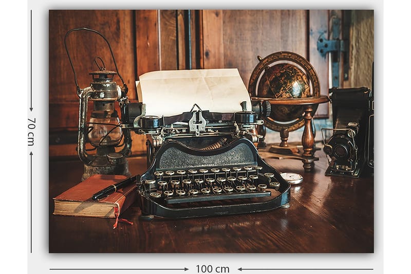 Canvastavla 70x100 cm - Vintage skrivmaskin med papper och en gammal glob på ett träbord - Svart / Brunt / Vitt - Inredning - Tavlor & konst - Canvastavlor