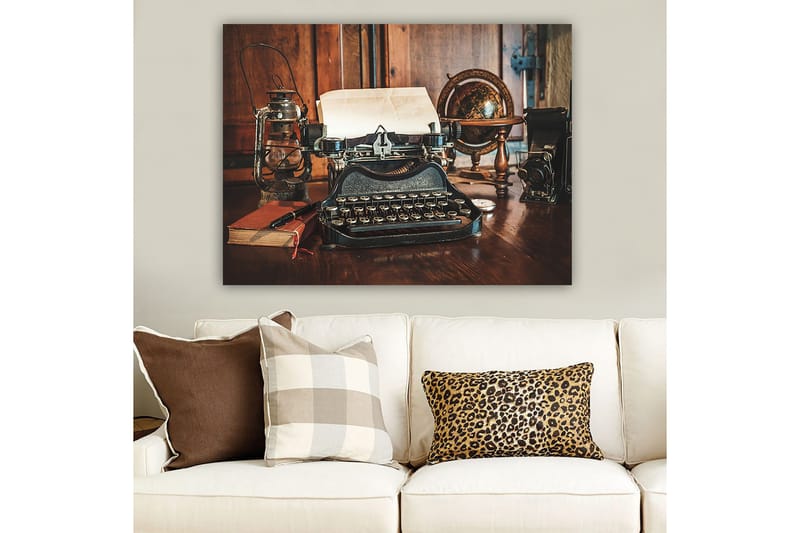 Canvastavla 70x100 cm - Vintage skrivmaskin med papper och en gammal glob på ett träbord - Svart / Brunt / Vitt - Inredning - Tavlor & konst - Canvastavlor