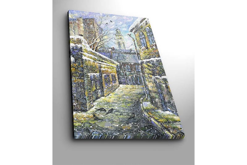 Canvastavla 70x100 cm - Vintergata omgiven av gamla byggnader med snö på taken - Gult / Blått / Vitt - Inredning - Tavlor & konst - Canvastavlor