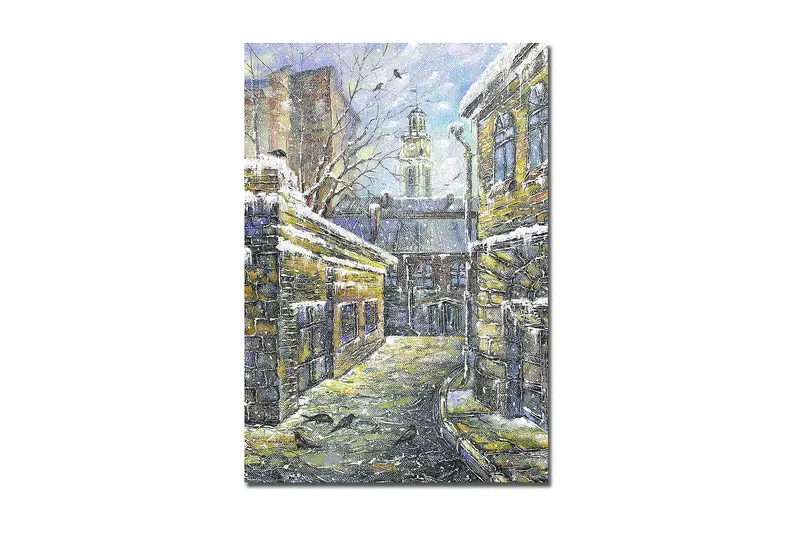 Canvastavla 70x100 cm - Vintergata omgiven av gamla byggnader med snö på taken, Gult / Blått / Vitt