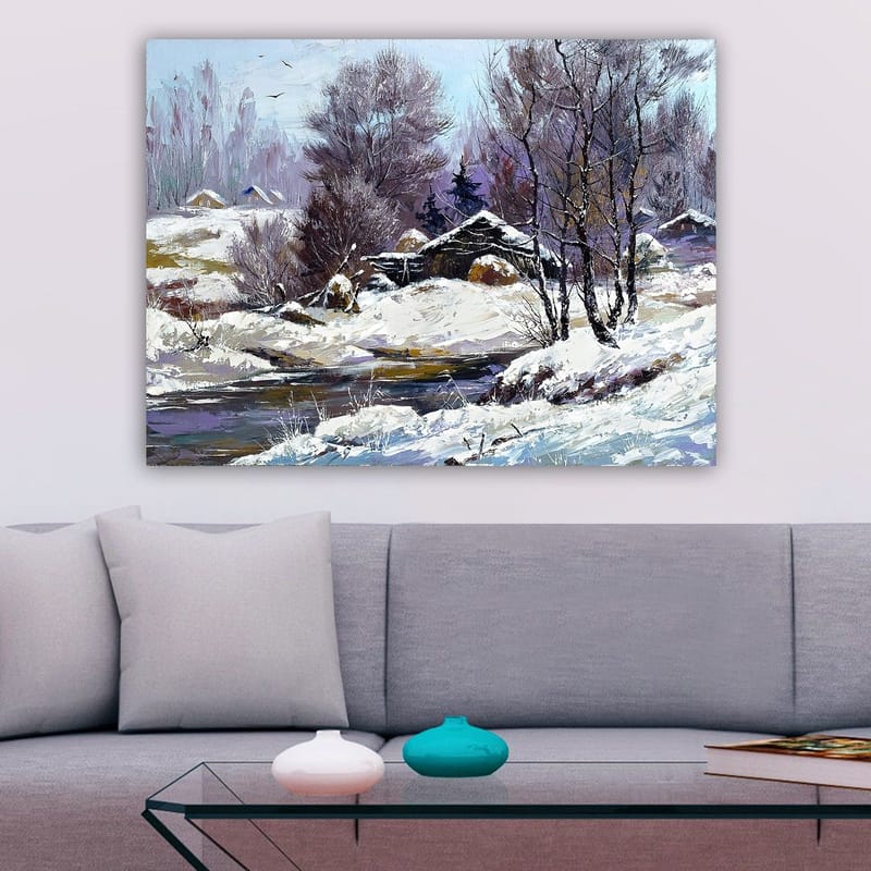 Canvastavla 70x100 cm - Vinterlandskap med snöklädda träd och en gammal stuga vid en stilla bäck - Vit / Ljusblå / Mörklila - Inredning - Tavlor & konst - Canvastavlor
