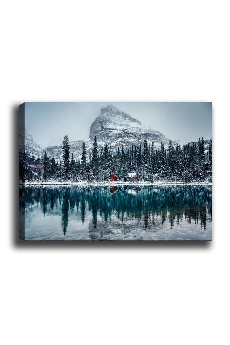 Canvastavla 70x100 cm - Vinterlandskap med snötäckta berg och en spegelblanka sjö omgiven av granar och röda stugor - Mörkgrön / Blå / Vit - Inredning - Tavlor & konst - Canvastavlor