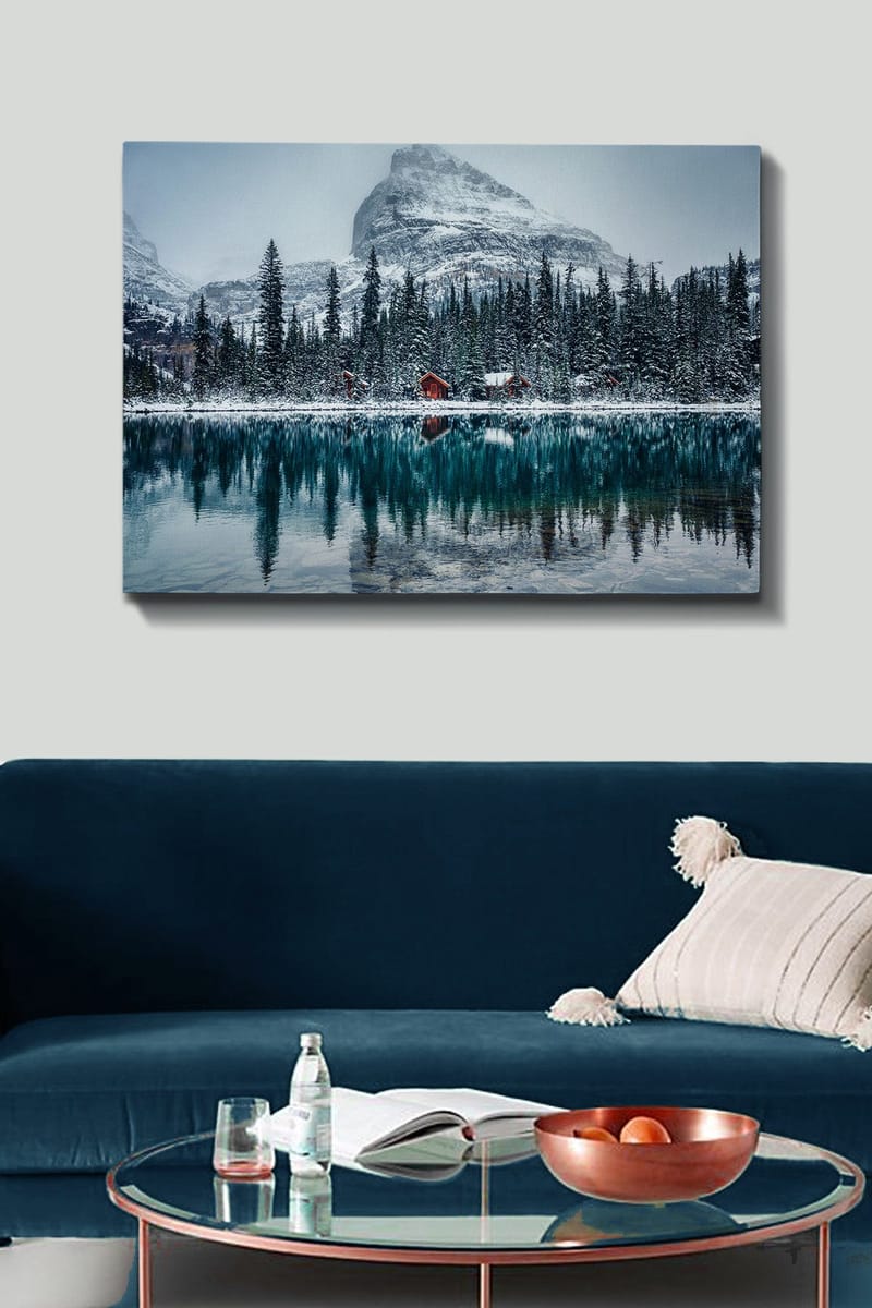 Canvastavla 70x100 cm - Vinterlandskap med snötäckta berg och en spegelblanka sjö omgiven av granar och röda stugor - Mörkgrön / Blå / Vit - Inredning - Tavlor & konst - Canvastavlor