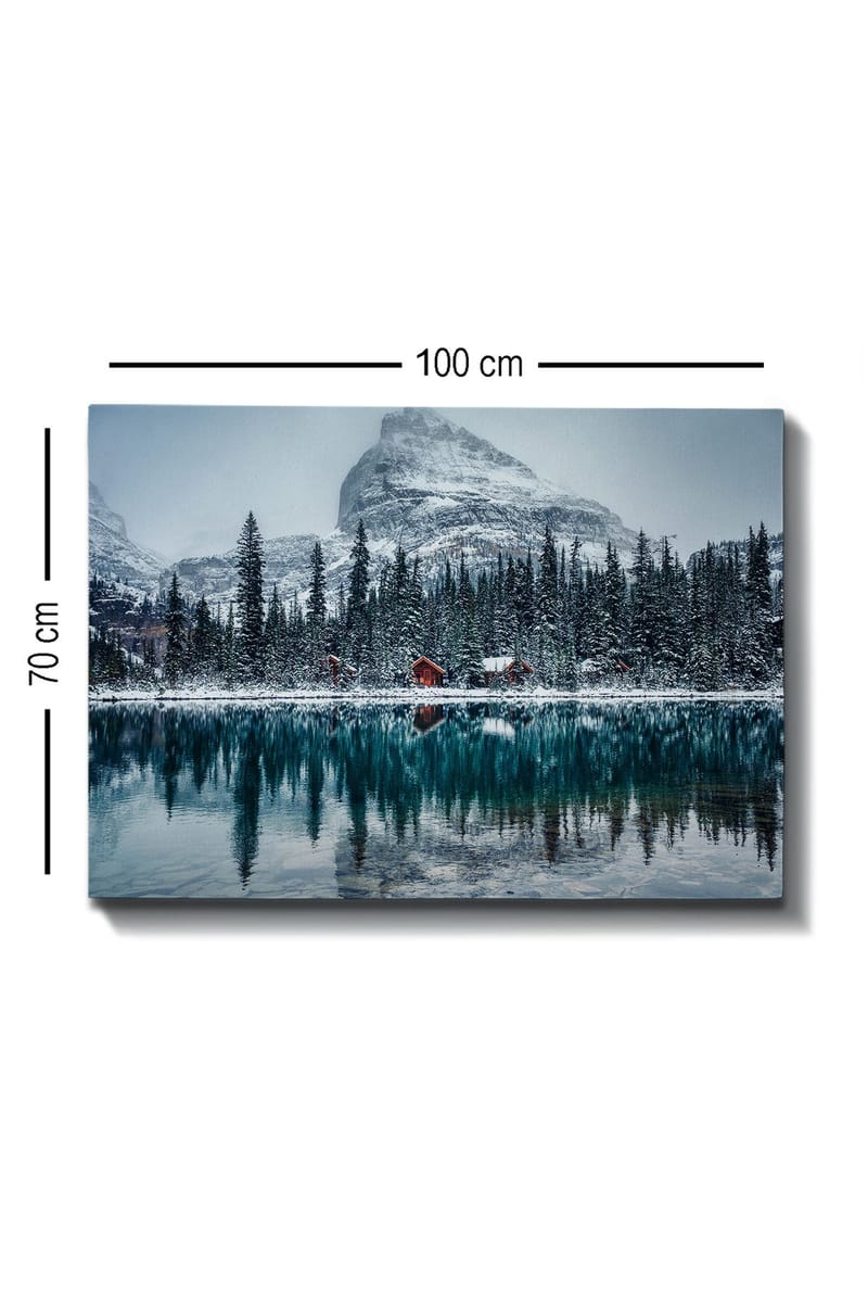 Canvastavla 70x100 cm - Vinterlandskap med snötäckta berg och en spegelblanka sjö omgiven av granar och röda stugor - Mörkgrön / Blå / Vit - Inredning - Tavlor & konst - Canvastavlor