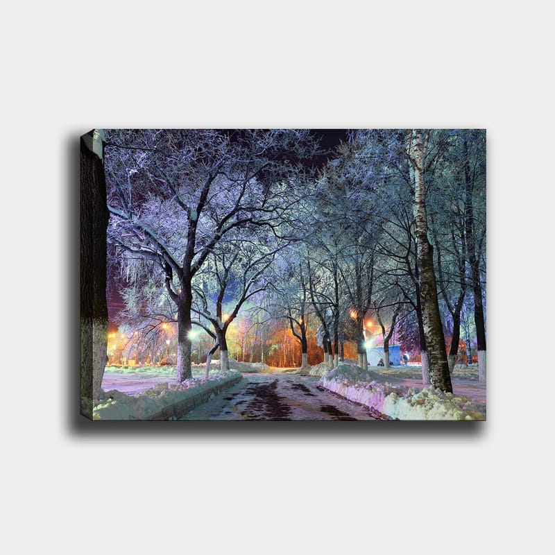Canvastavla 70x100 cm - Vinterlandskap med snötäckta träd och en upplyst väg som skapar en magisk atmosfär - Blå / Vit / Orange - Inredning - Tavlor & konst - Canvastavlor