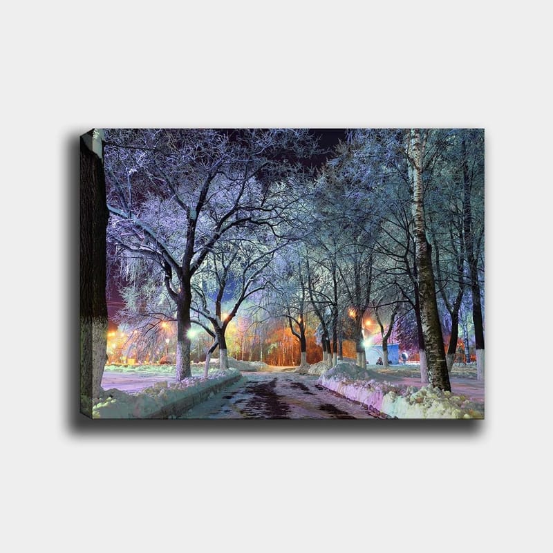 Canvastavla 70x100 cm - Vinterlandskap med snötäckta träd och en upplyst väg som skapar en magisk atmosfär - Blå / Vit / Orange - Inredning - Tavlor & konst - Canvastavlor
